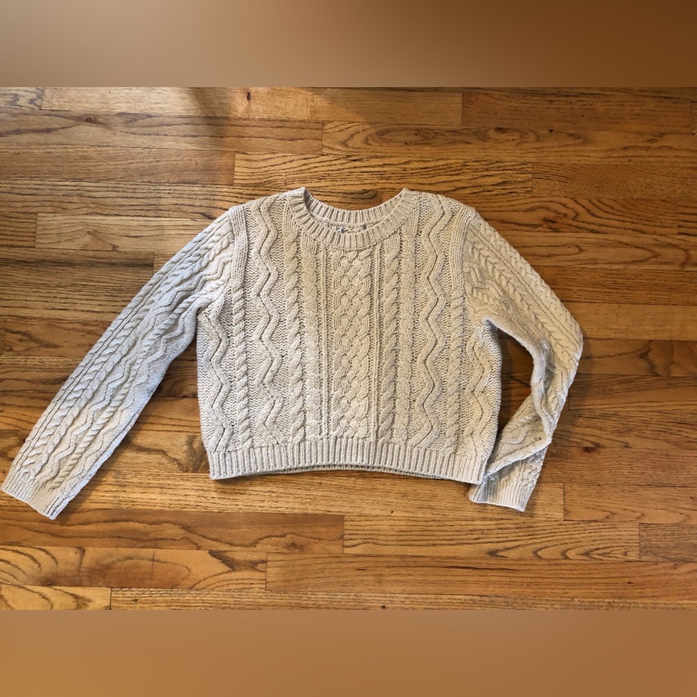 Cropped cable knit sweater cream